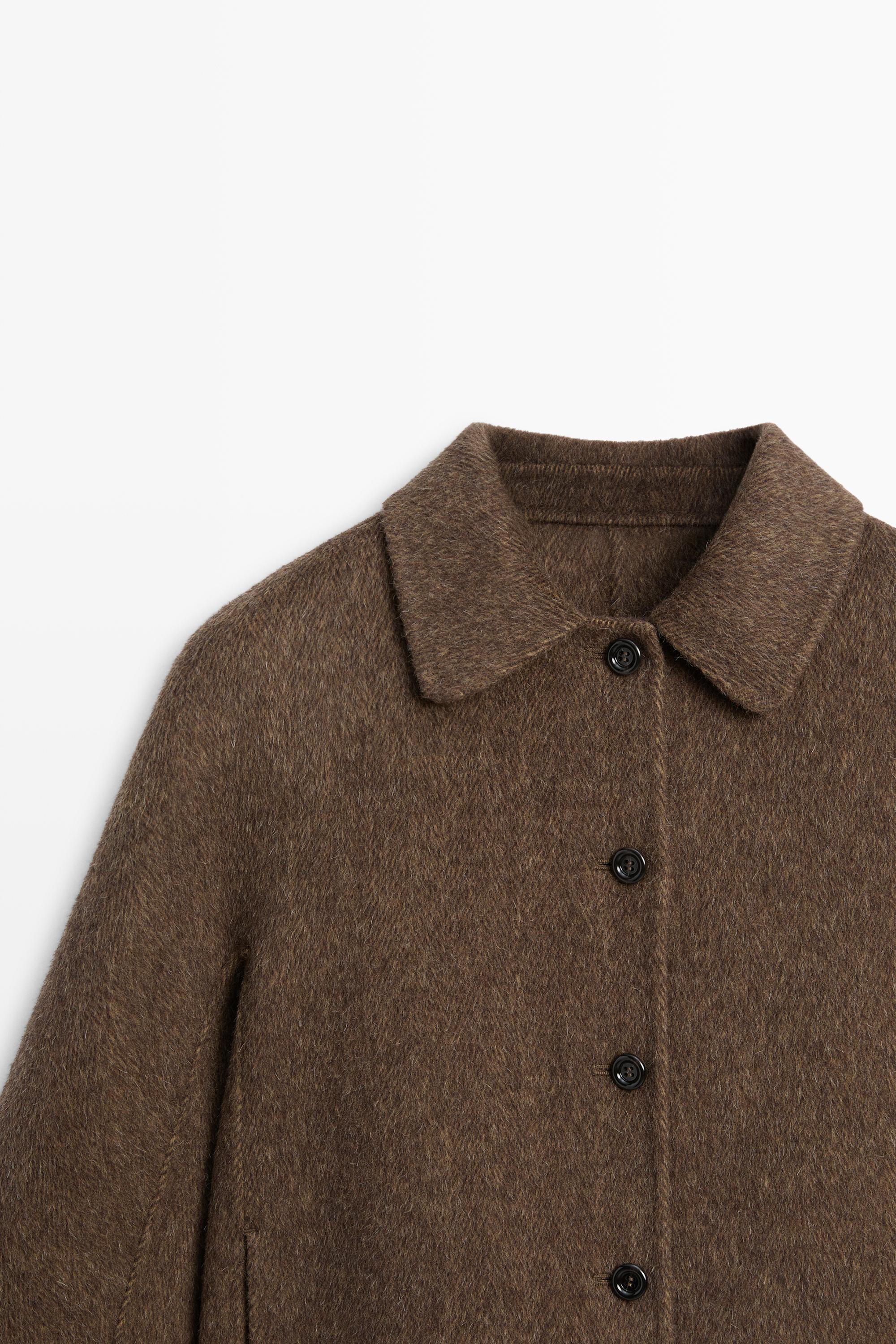 Short buttoned coat